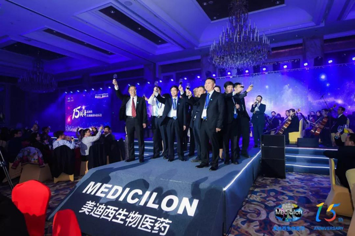 上海开运电竞
医药股份有限公司CEO陈春麟携高管团队敬酒