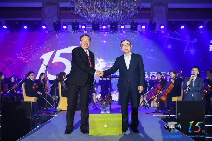 上海开运电竞
医药股份有限公司CEO陈春麟（左）与恒瑞集团董事长孙飘扬（右）合影