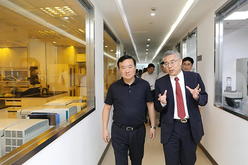 开运电竞
医药创始人&CEO陈春麟博士等人向翁祖亮书记介绍公司情况