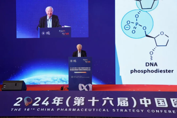 中国科学院院士张礼和作报告.jpg 中国科学院院士张礼和作报告.jpg